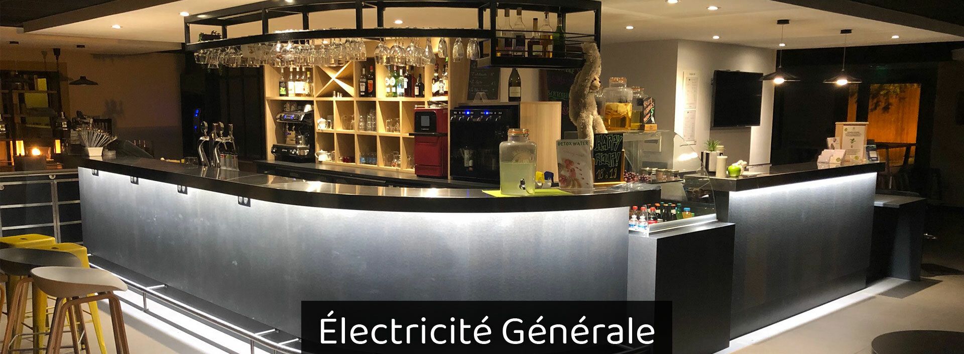 Éclairage intégré d’un bar et de son comptoir