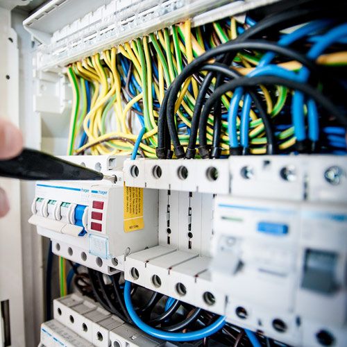 Câblage et composants d’un tableau électrique